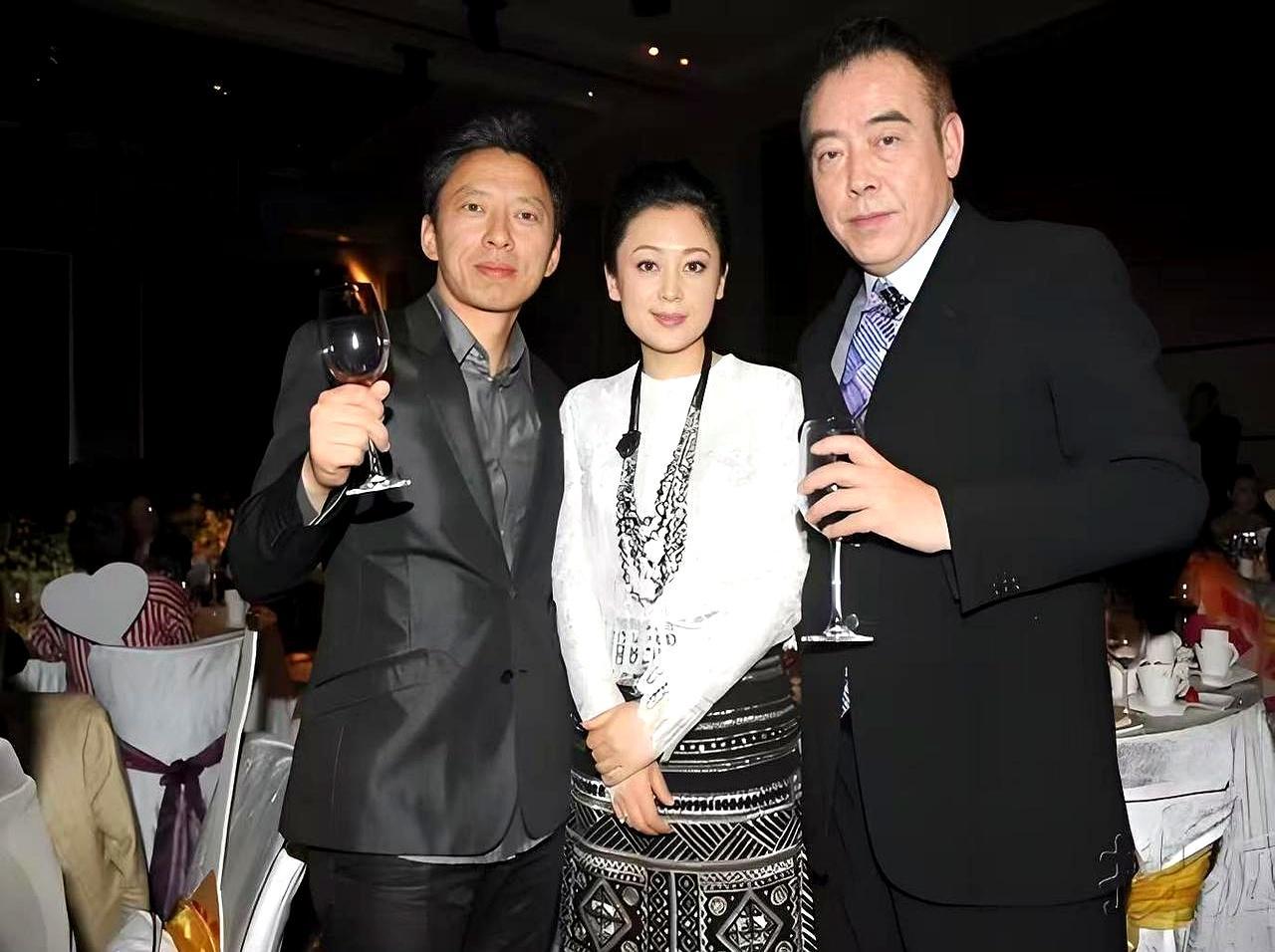 能让陈凯歌夫妇都靠边站的，这人什么来头？一张合影，陈红端着酒杯笑，陈凯歌站