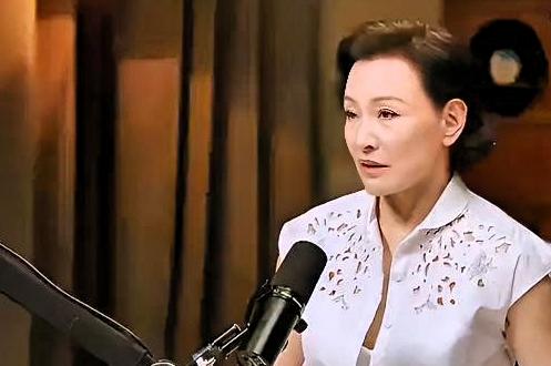 陈冲说婚姻有赌的成分，暂时赌对了，还补了一句：“还没过完呢。”我跟你说，就这