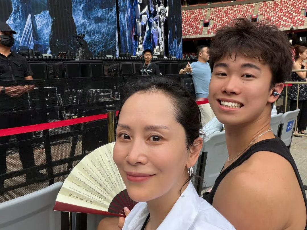 海清儿子19岁近照:海清儿子近照曝光，母子俩去看周杰伦演唱会，身材很好。​​​
