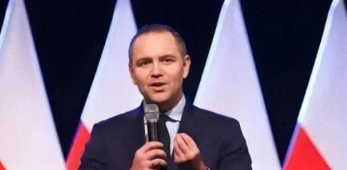 波兰，算是把整个欧盟推下了悬崖！很多人以为，波兰外长指责中国“发战争财”，只是一