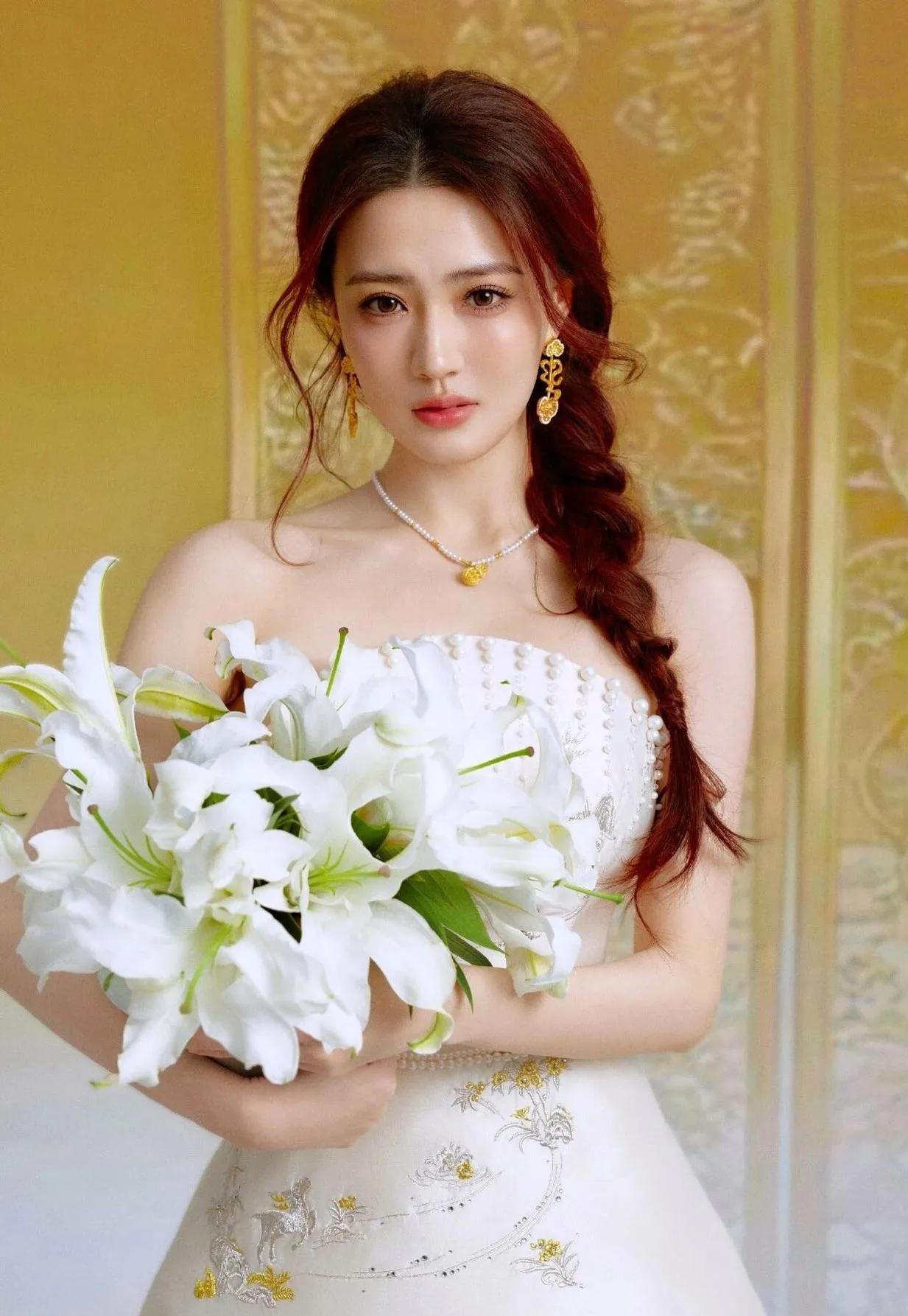 徐璐的国风新造型，美成一幅画了🎨一袭珍珠刺绣抹胸白裙，搭配古典麻花辫，徐