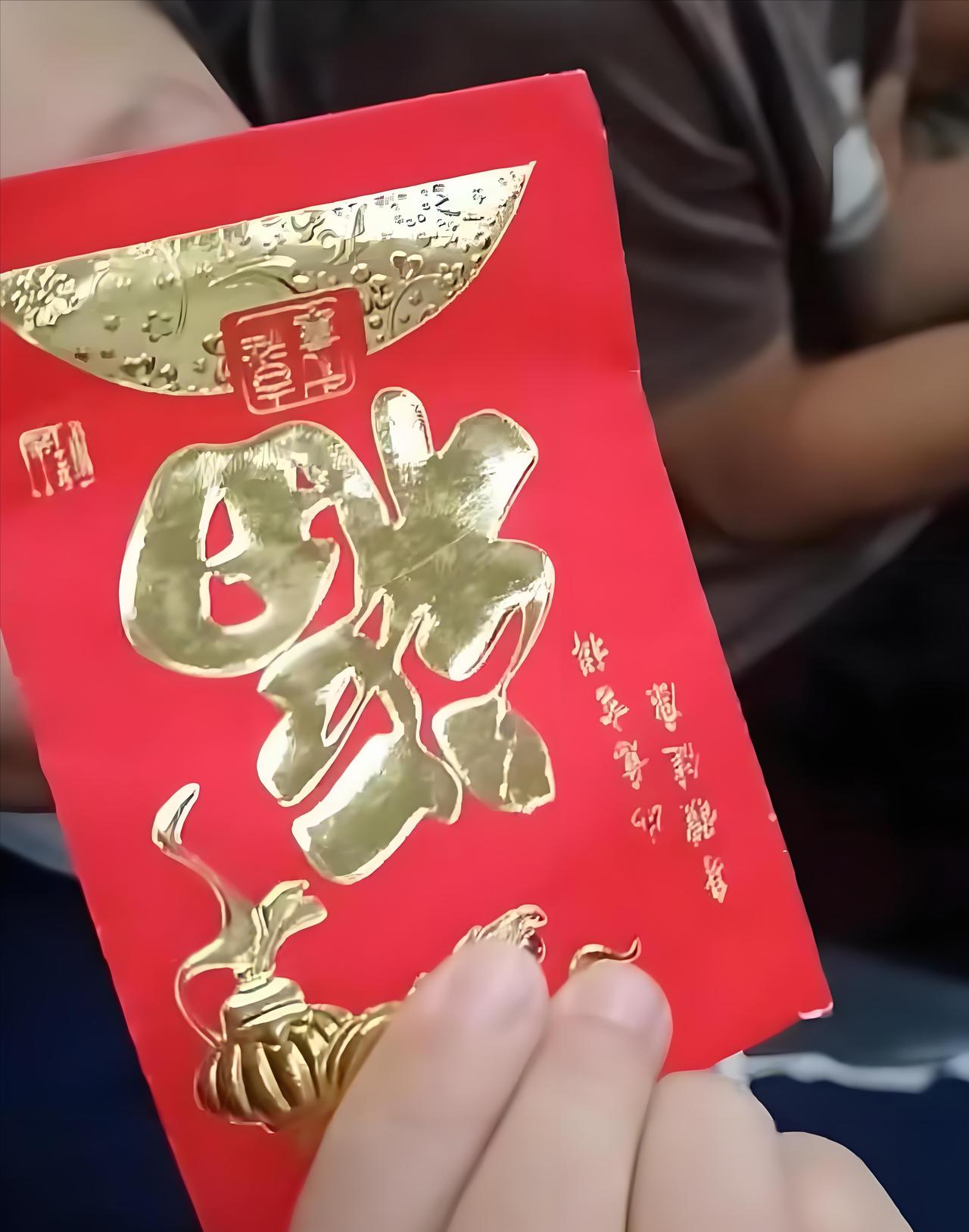 破防了！广东广州，一10岁小女孩跟着妈妈和6岁的弟弟第一次坐地铁，站了将近一小时