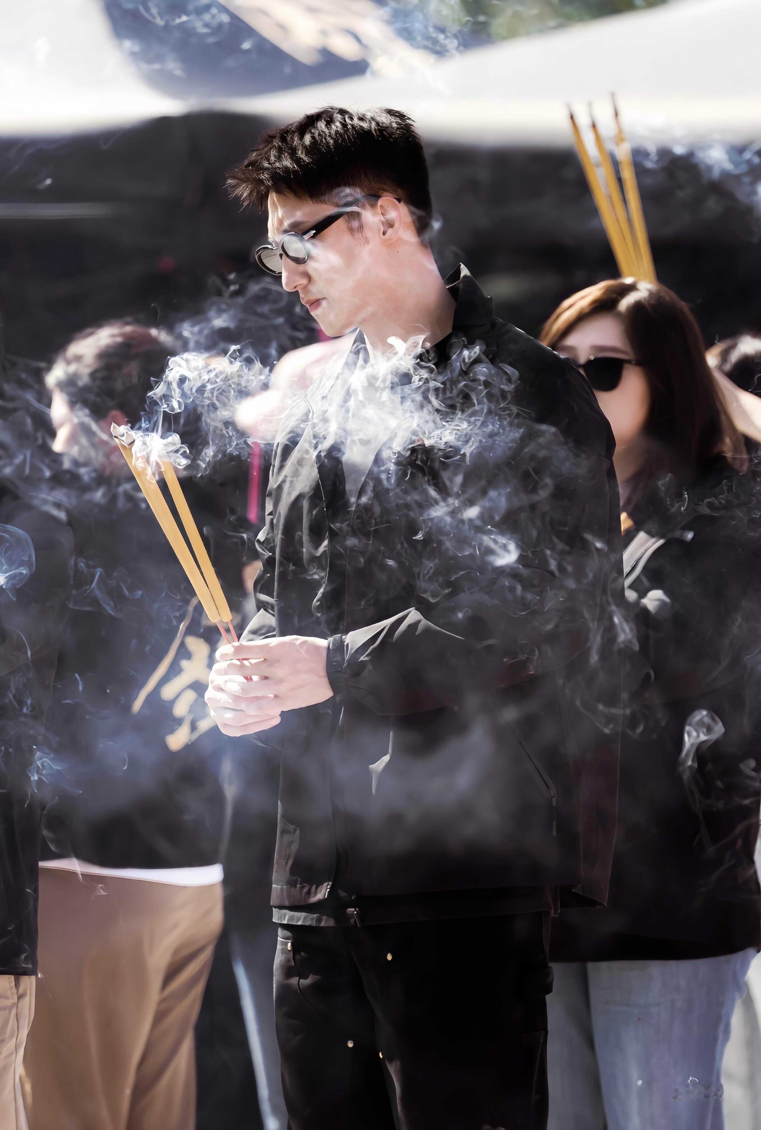 男明星上香神图…​​​