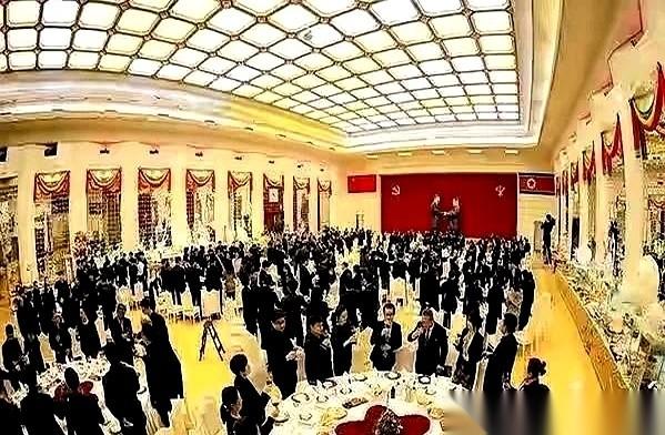 网上流传的几张朝鲜国宴图，让不少人手里的可乐都忘了喝。没有想象中的山珍海味，没