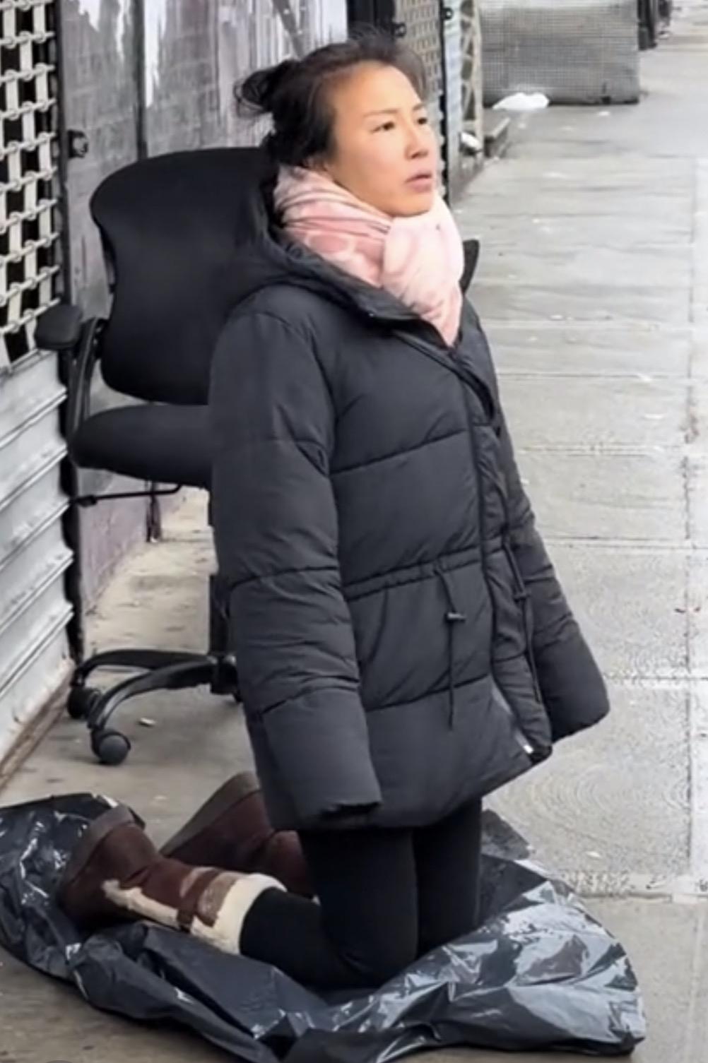 这个叫花花的女子太不可思议，很多人都刷到她了吧！见天跪在美国的街头，风雨无阻，大