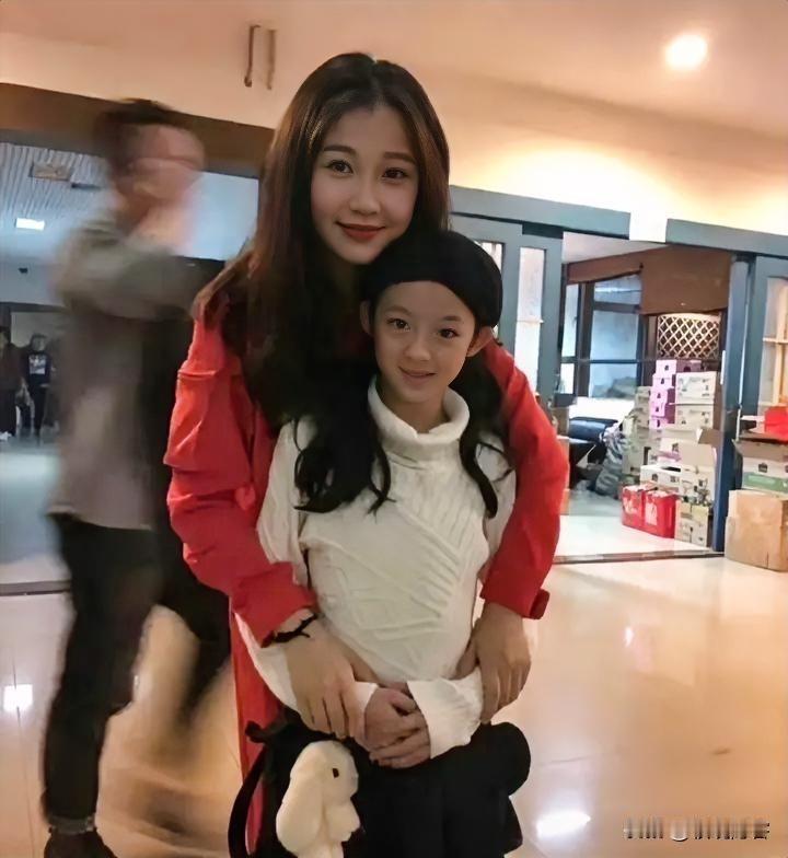要我说，虞书欣比黄杨钿甜还牛逼。黄杨钿甜当时被曝时，那可是沸沸扬扬，虞书欣事