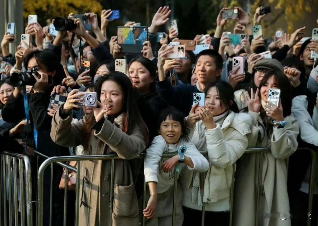 大家都在拍马克龙