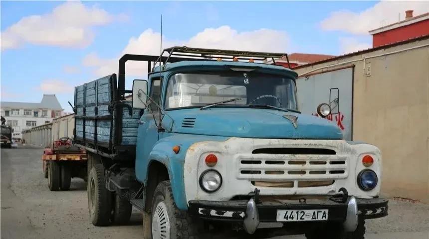 八十年代，我国处于改革开放初期，发展建设离不开卡车。只是这些外来伙计脾气各不