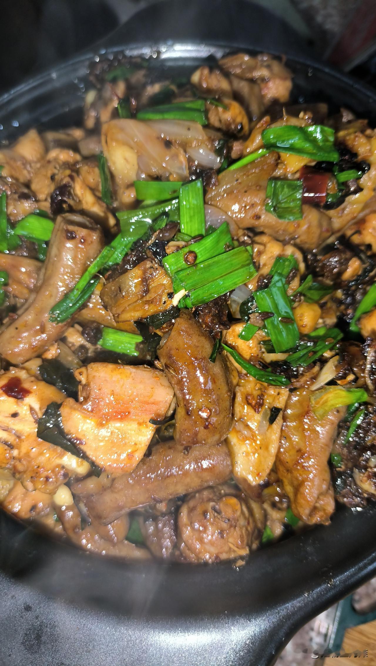 砂锅真好啊，没想到除了煲汤外还可以做干锅！干锅肥肠鸡！味道非常nice！