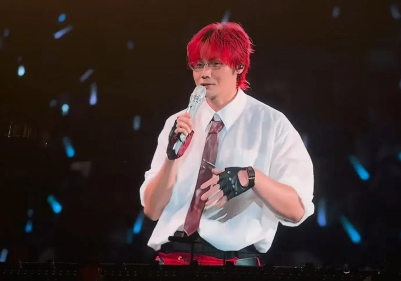 李荣浩中秋演唱会，说Luke来了，Luke生命中最重要的人也来了！结果他说是大嫂