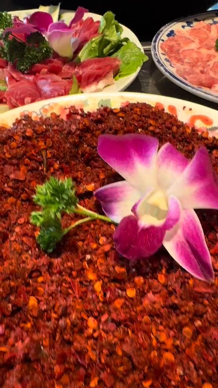 没想到简阳的珠光浴火锅馆有两根超大的辣椒。这家店的装修风格和重庆总店一脉相承。重