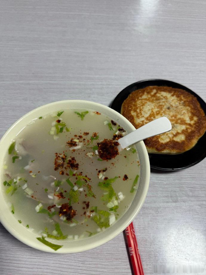 #彭小苒#上班的牛马，别忘了任务：尿喝白，电充绿，事办黄​