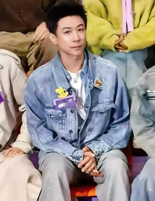 男人的发型太重要了，张维伊剪掉头大后，就变成了林志颖，清爽帅气。