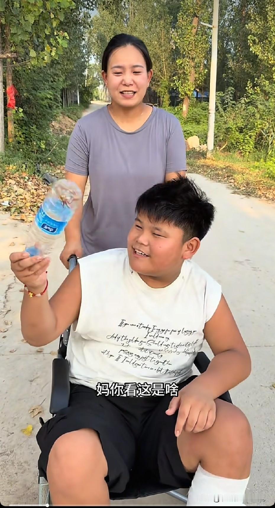 小故事！李佳上午没有什么事她陪着儿子恩泽在周边多转转。在看看恩泽