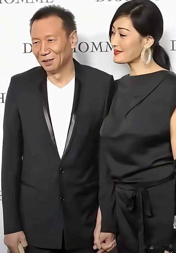 这是世界名模孟广美的老公，怎么感觉他有些强颜欢笑，一副愁眉苦脸的样子……[呲