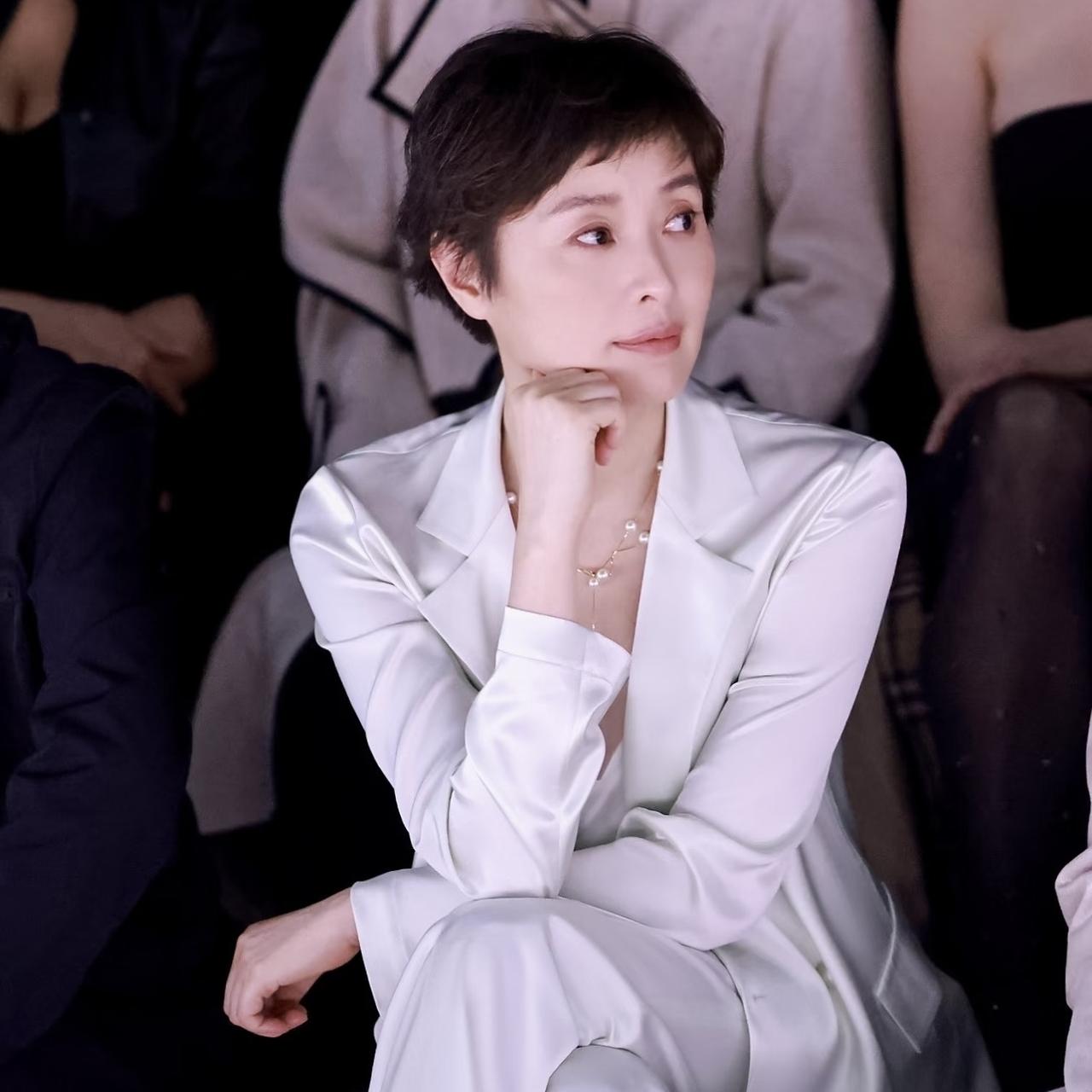 吴越的穿搭太时髦了！一身白色的西装简约时尚，配上她标志性的短发，整个人干净利