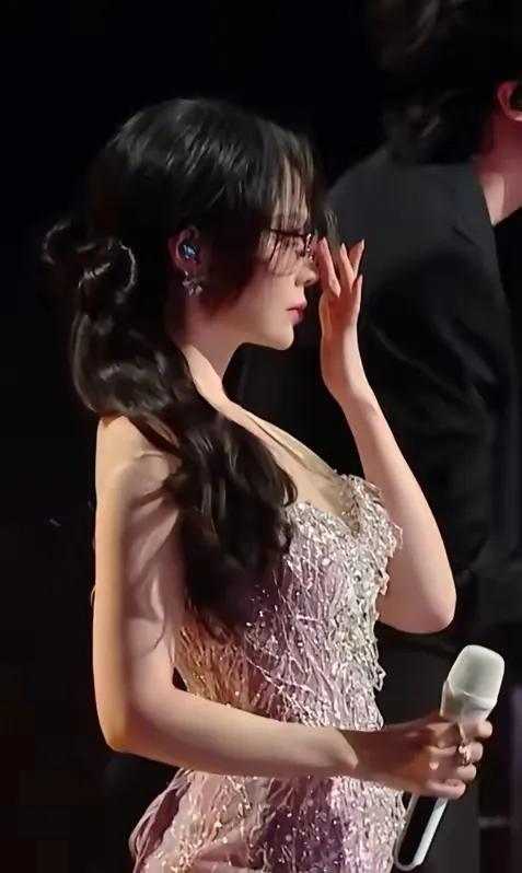 张靓颖扶眼镜那一下子，堪比张元英扭屁股，帅呆了，也美出了天际！其实她刚出道时
