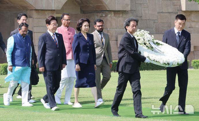 韩国第一夫人亮相印度！光脚拖鞋造型抢眼，外交行程看点十足。4月20日，韩国总统