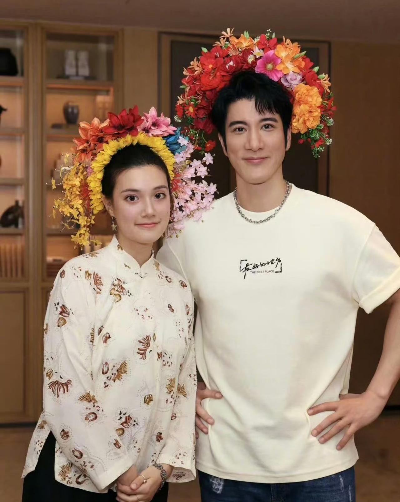 这基因，我是真服了！刷到王力宏和侄女的簪花合照，俩人往那一站，说是双胞胎我都