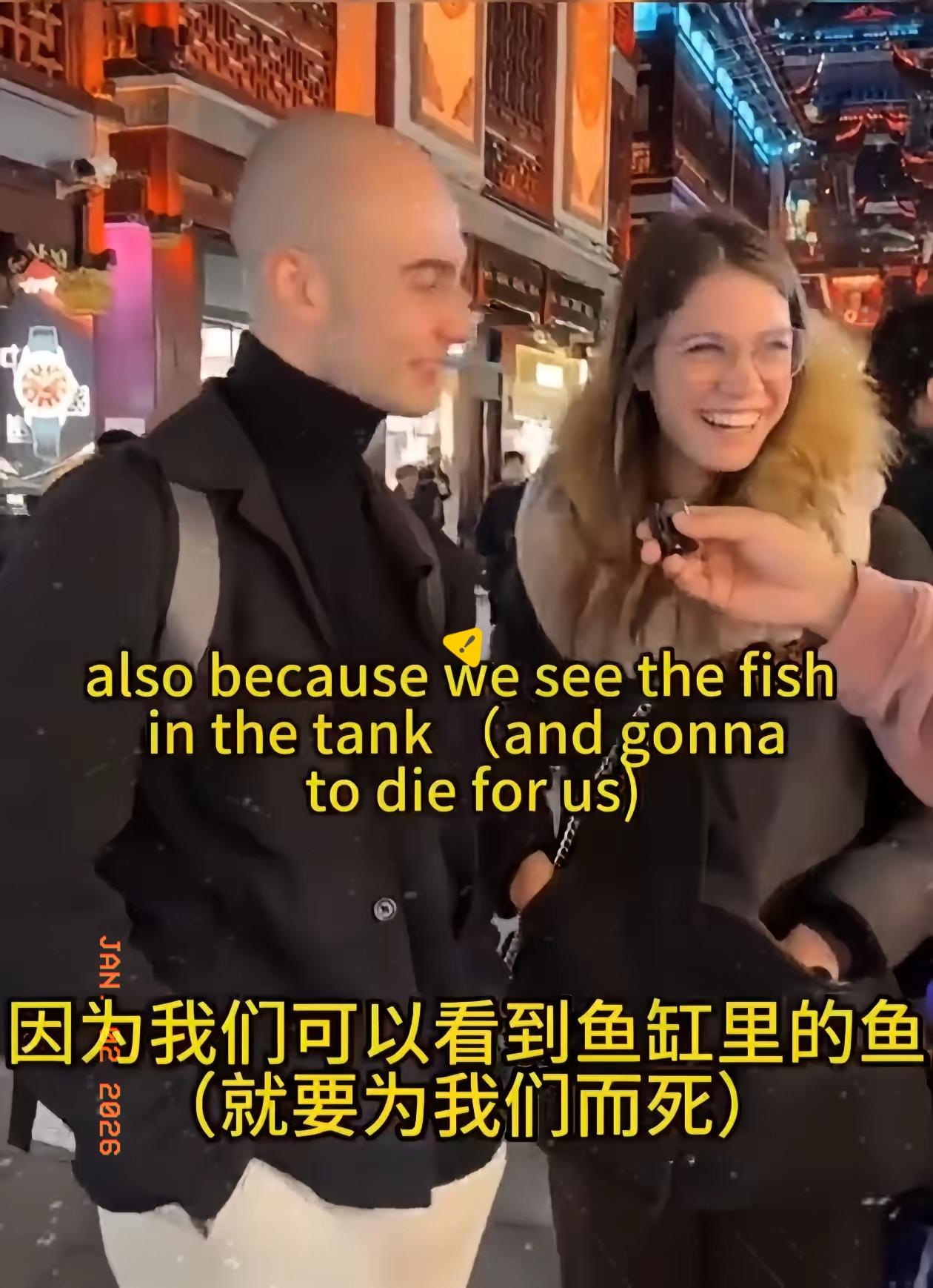 我看网上有人采访两个来中国旅游的老外，他们吐槽国内说英语的太少，吐槽餐馆外面现杀