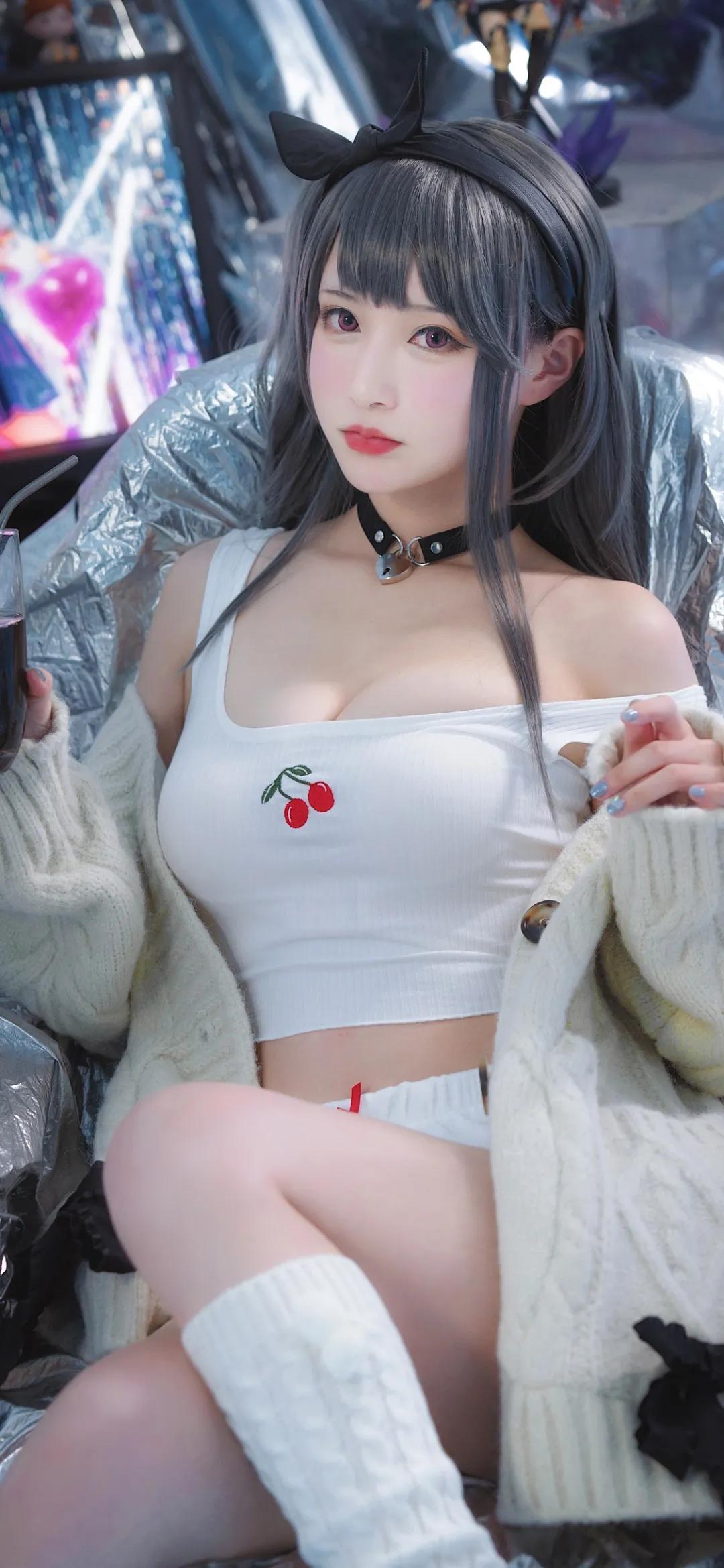 笑话：一个男人去酒吧，看到一个美女独自坐着。他走过去搭讪：“美女，一个人啊？”美