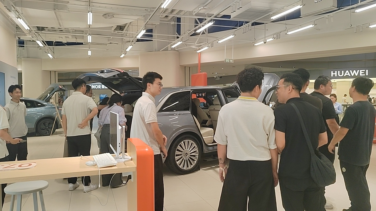 昨天晚上乐道L90正式开启预售，整车27.99万起，租电方案19.39万起[举手