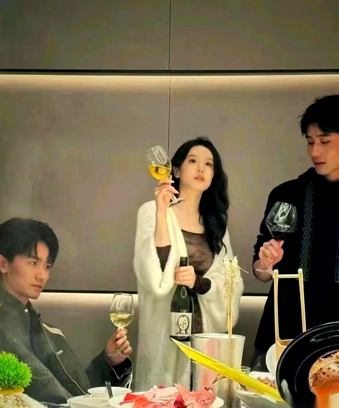 别傻乐了，领导夸你“态度好”，真不是在给你发勋章。这四个字的潜台词其实扎心得狠