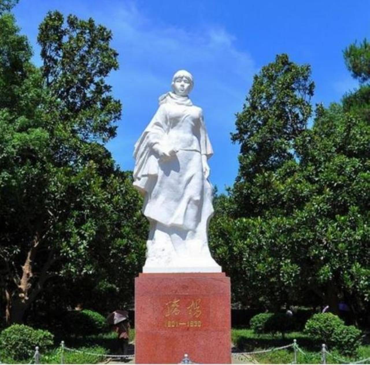 1990年9月，北京房山的荒草丛里，几个湖南干部扒开半人高的杂草，猛地定在原地，