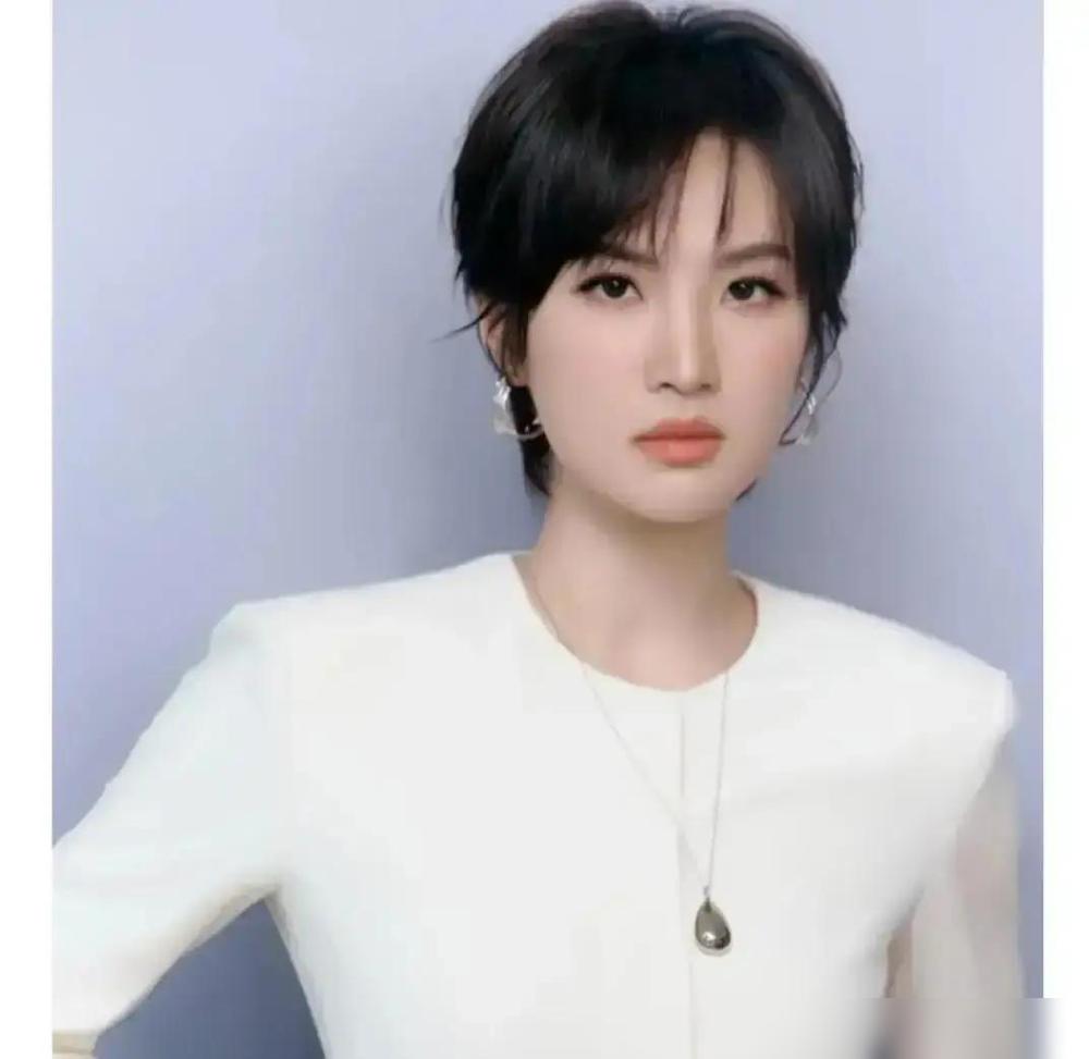 别装了。在娱乐圈，你越努力掩饰的，观众越要拆穿。姚安娜团队做对了一件事：把“华为