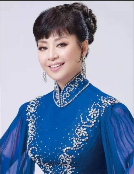 1986年，30岁的殷秀梅相亲认识了第一任丈夫程志，没想到在婚礼当天，她就已经决