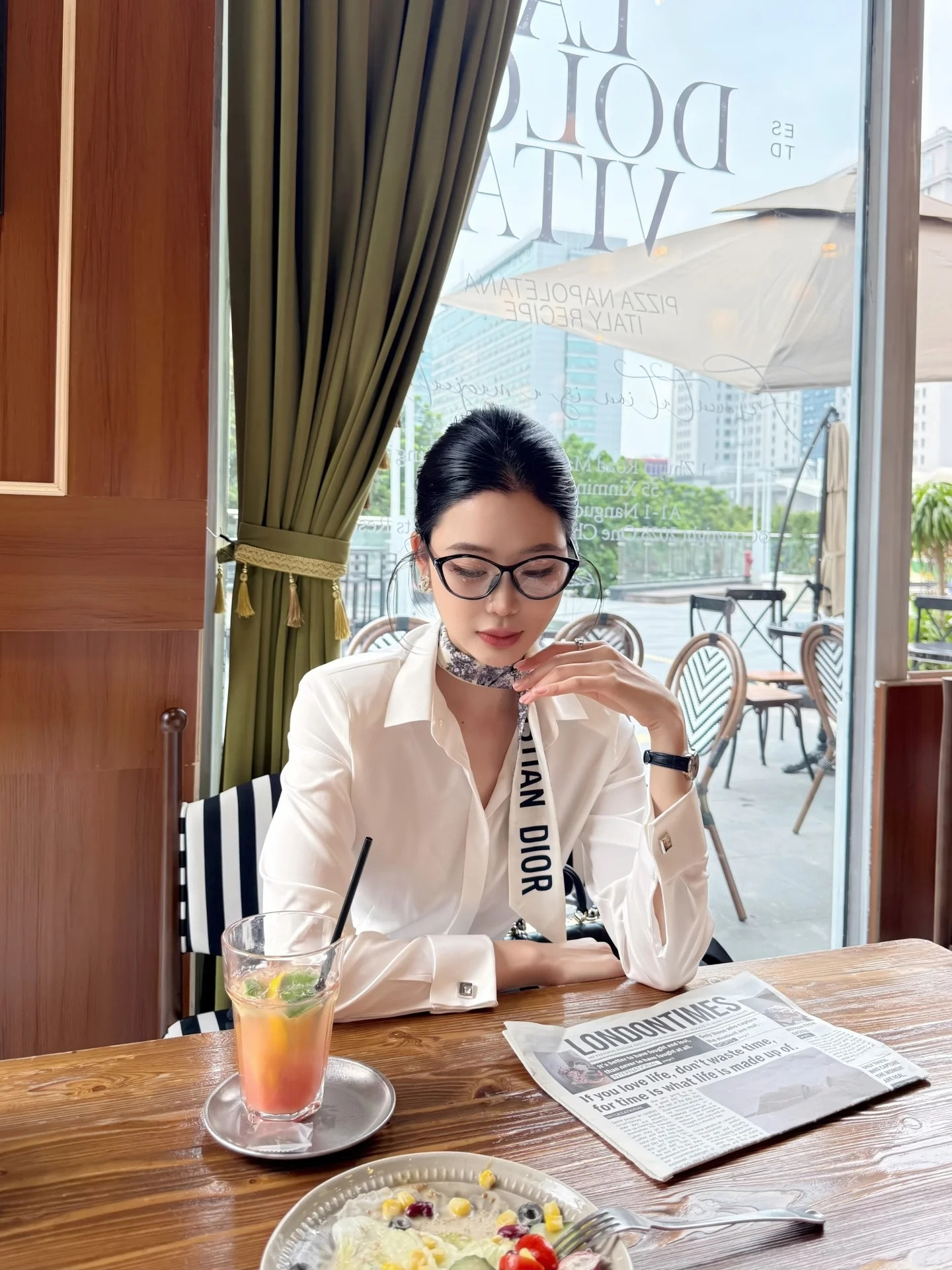 总爱迟到的女秘书