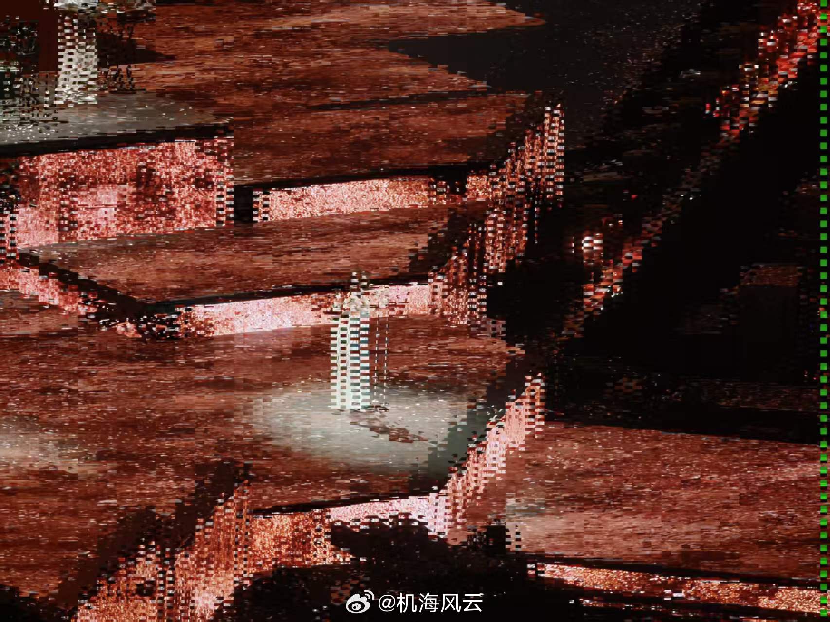 这绝对是正常手机相机拍不出来的照片，很有『艺术片』的感觉，我且发博留个纪念~​