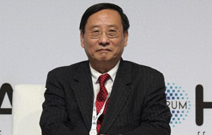 英国记者当众发难，姿态咄咄逼人：你们中国凭什么不守国际法？全场都等着看笑话。结果