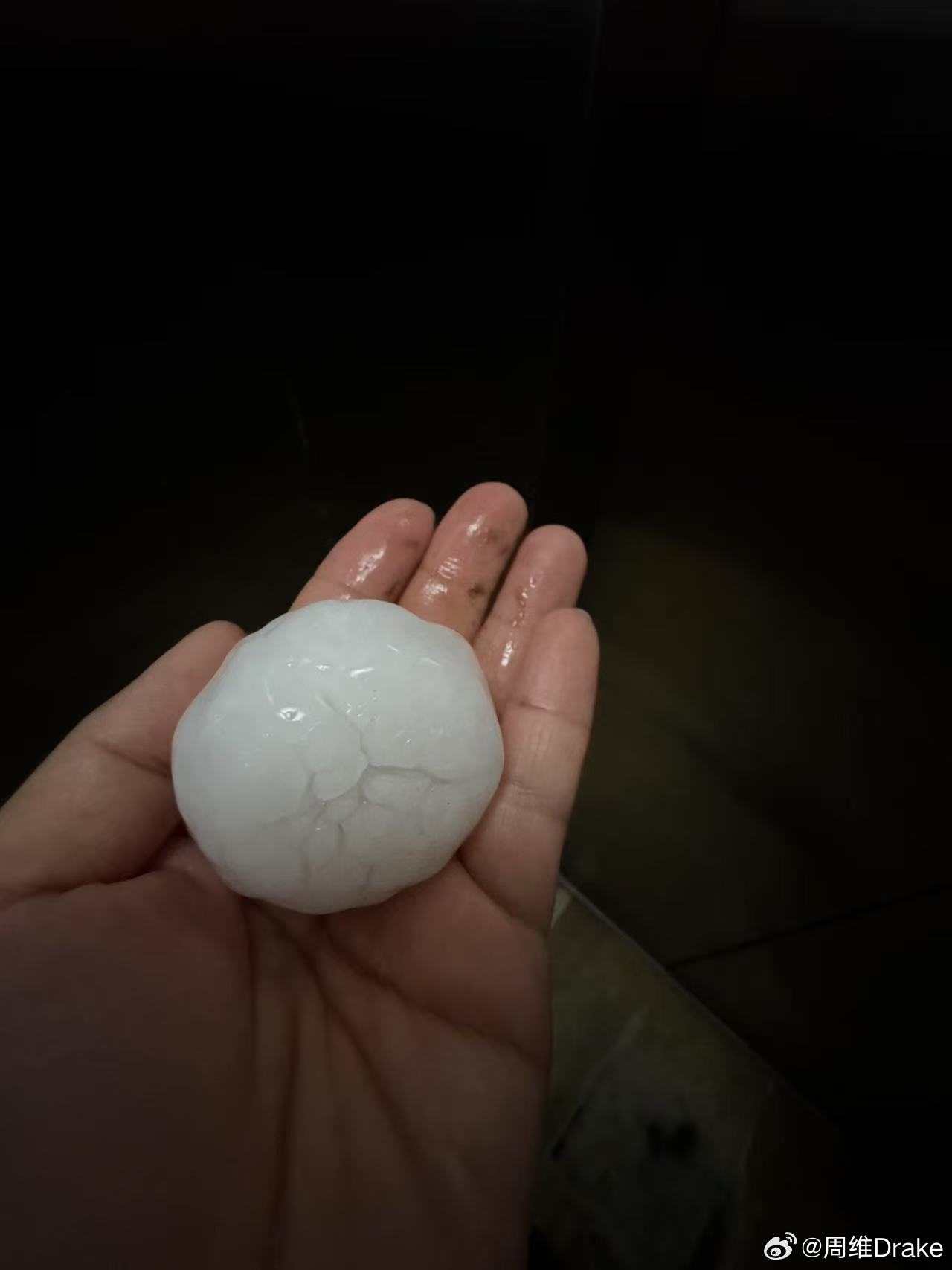 讲真，北京冰雹好大，只不过我这里无缘得赏，我这是北京雷声比雨声大，今晚准备起飞的