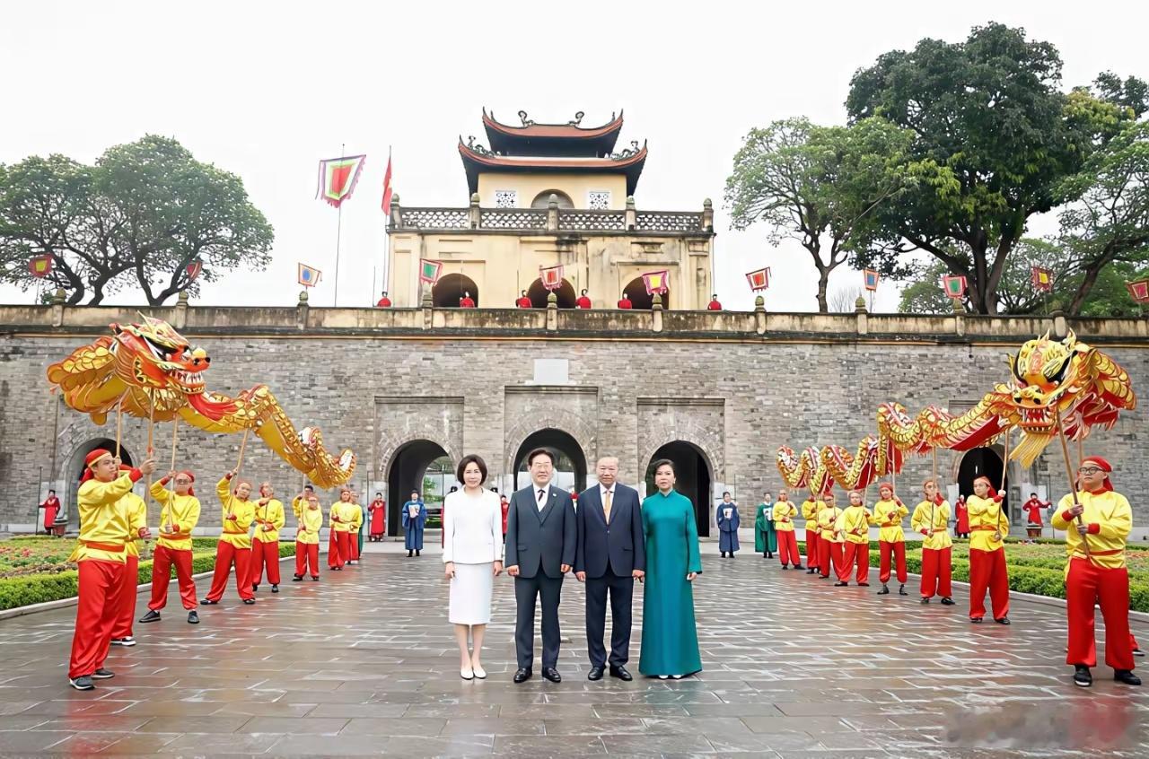 苏林夫妇陪同来访的李在明夫妇游览河内升龙皇城，在端门前合影。
