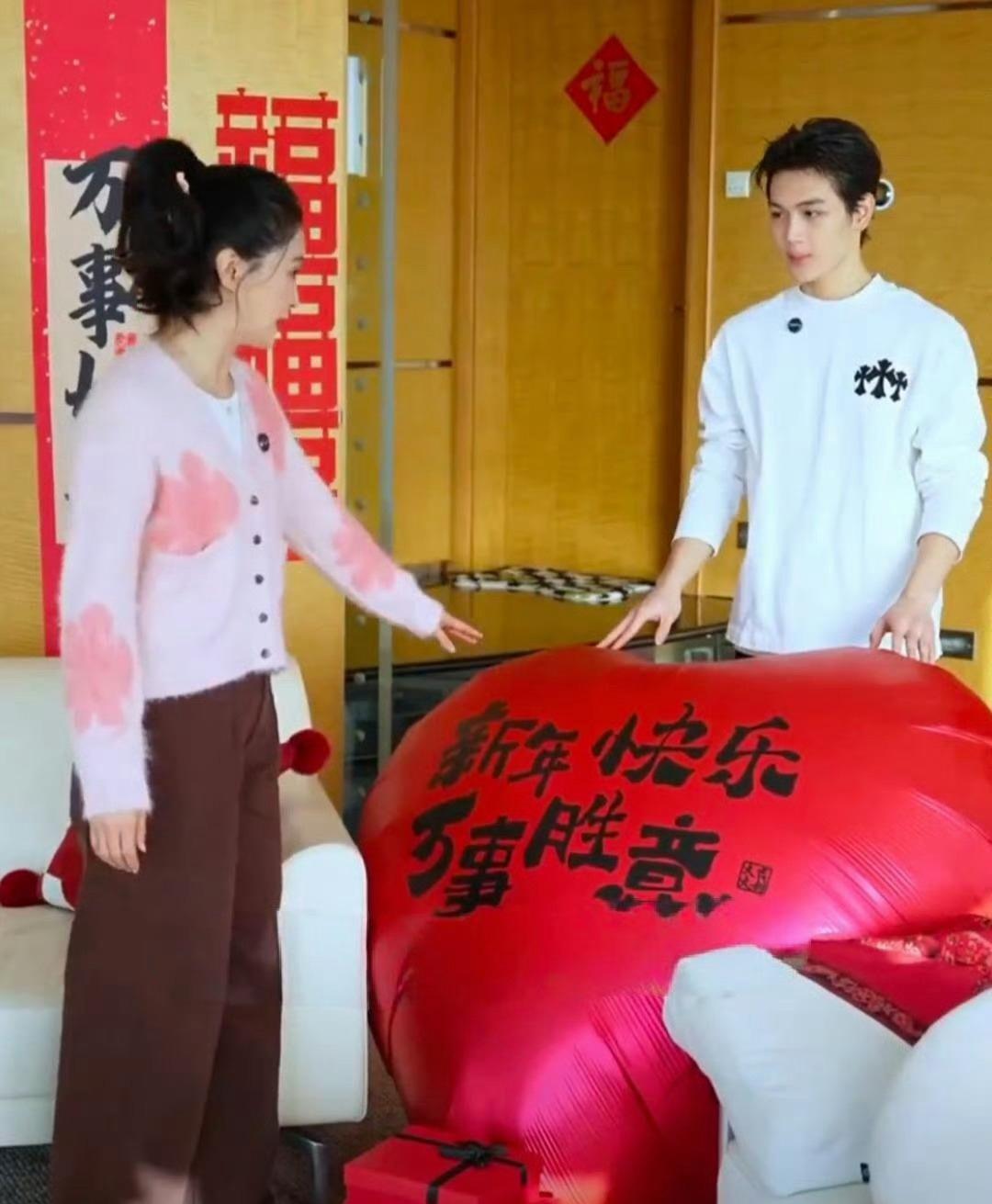 王艳儿子球球综艺镜头前颜值炸裂，母子拥抱时手却在抖。他刚说完妈妈尊重我，台下观