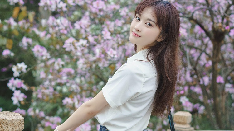 男女之间，有了肢体接触，关系很快就暧昧了。可能，双方的接触是不经意的，但都带着