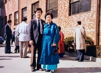 李在明和母亲。长相上，李在明随了母亲。母子两个复制粘贴一样，同样的五官，同样