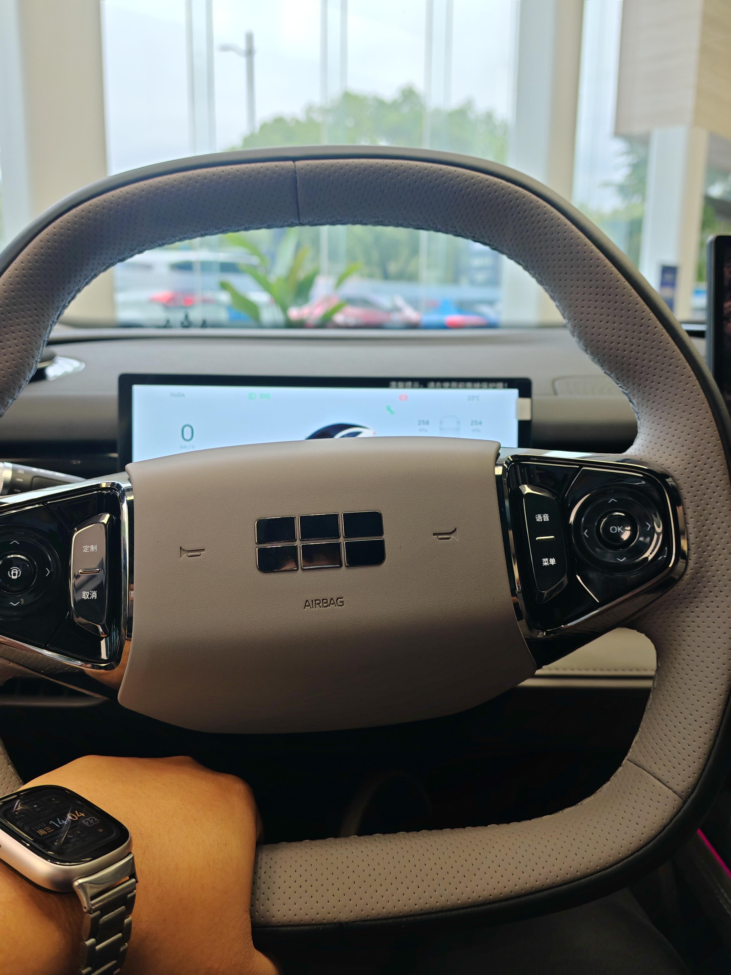 谁懂啊！！10W+的轿车居然给后排装了个座椅调节！！😭今天本来只是陪朋友去看车