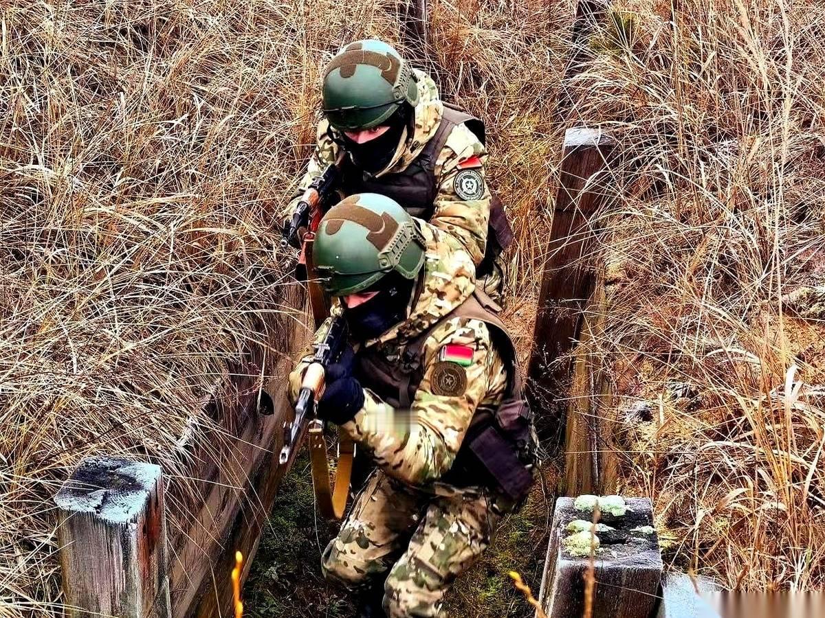乌克兰士兵阿佐夫，一个人，要守住一百多米长的战壕。他面前没摆机枪，也没摆迫击炮