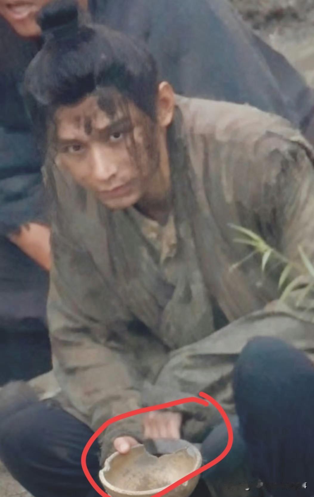 路透，成毅饰演的朱瞻基这角色也太惨了吧！水里泡一个月，泥潭里再待一个月，最后还得