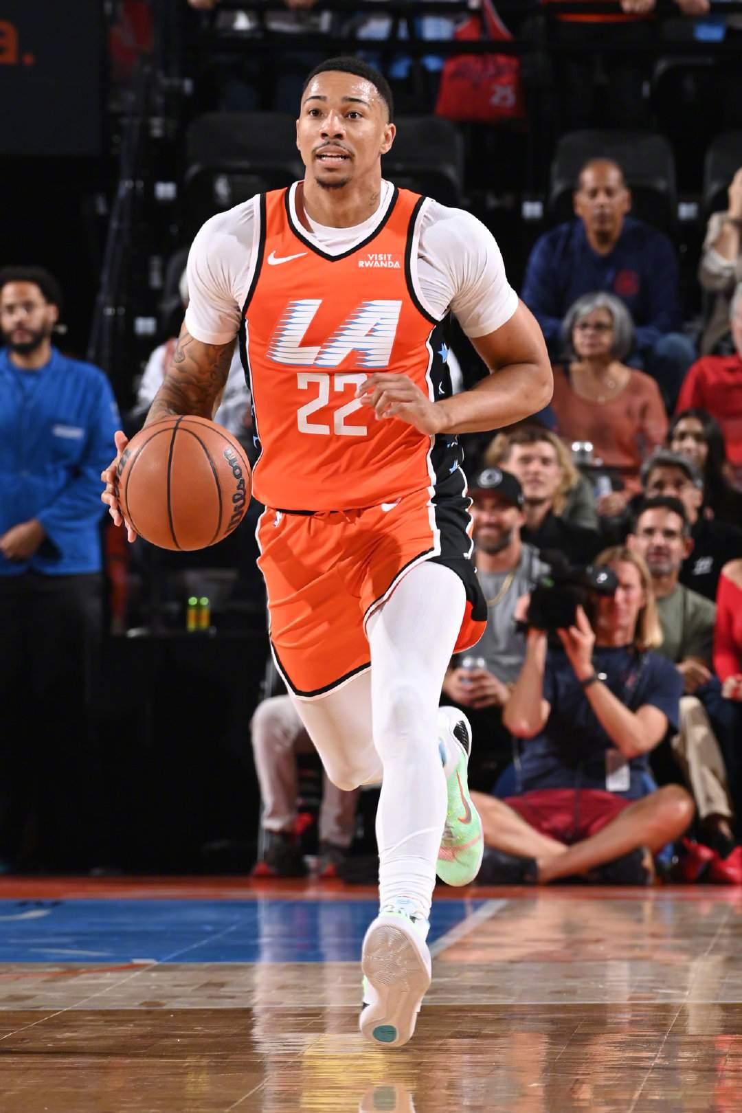 乔丹米勒打球就像穷人版亚历山大快船队乔丹米勒近10场比赛里场均砍下14.3分