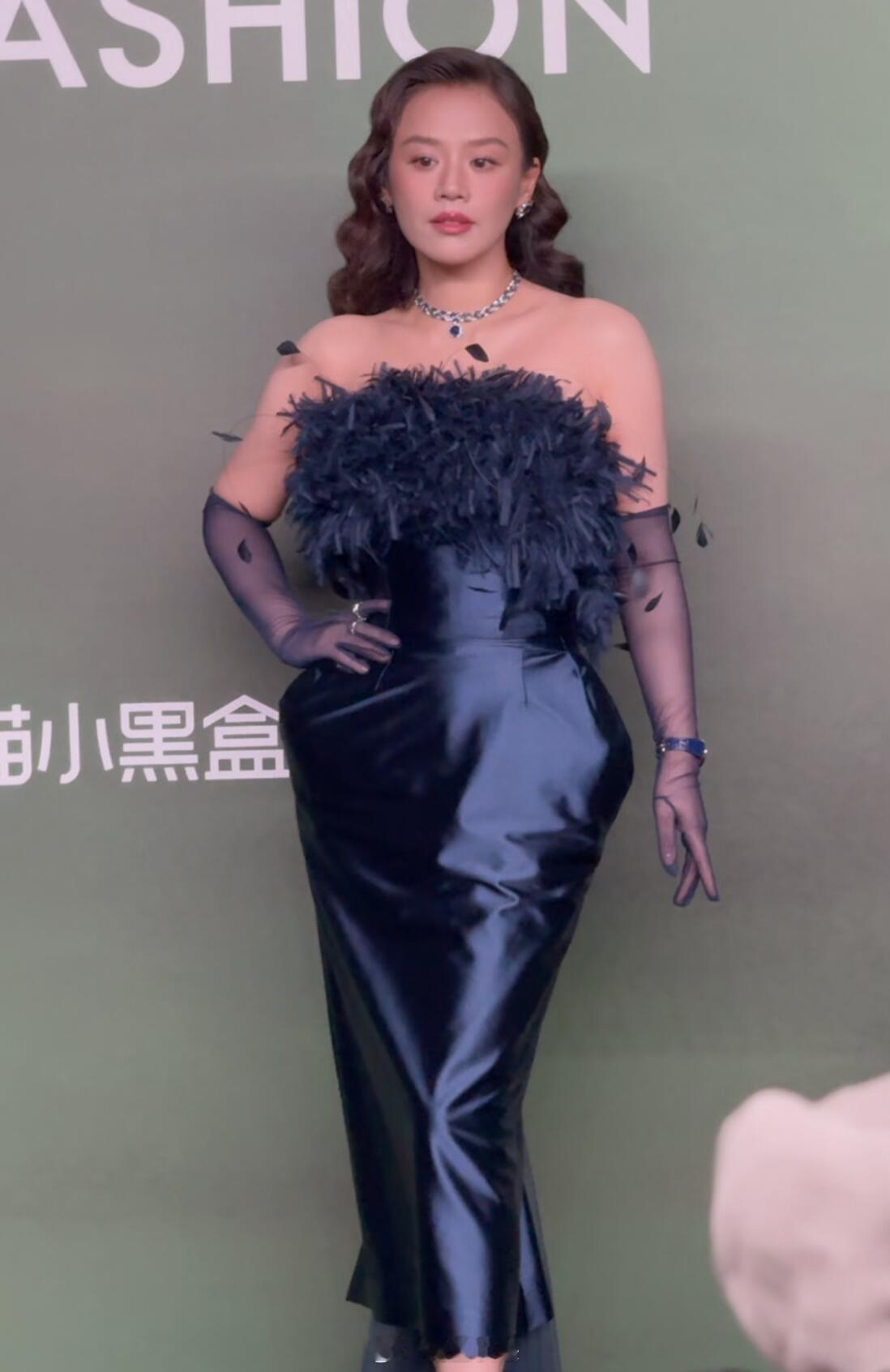 嗯，马思纯有点吃妆造，之前那套好看多了！​​​