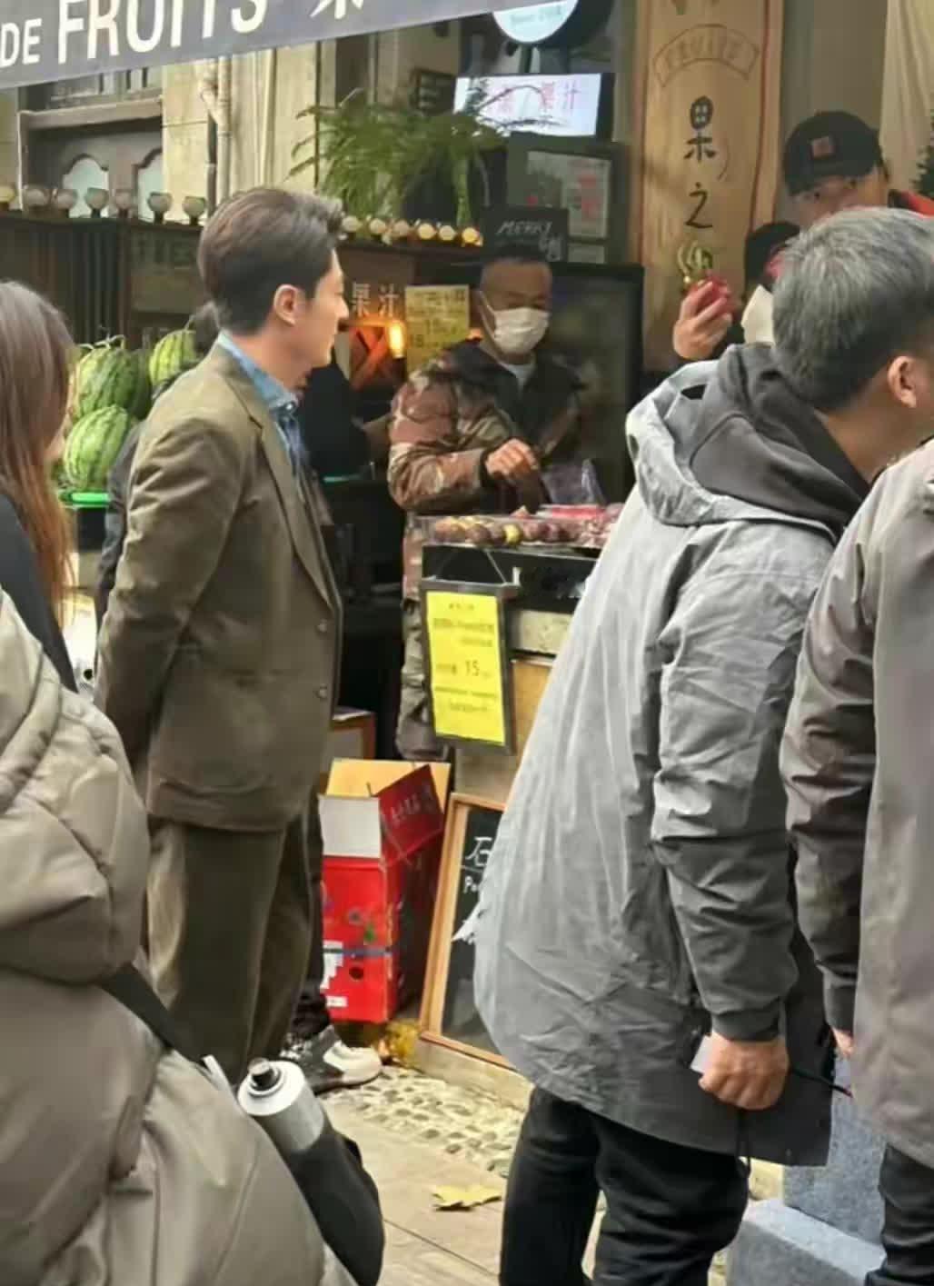 在上海偶遇霍建华，发现他本人比照片更帅。​