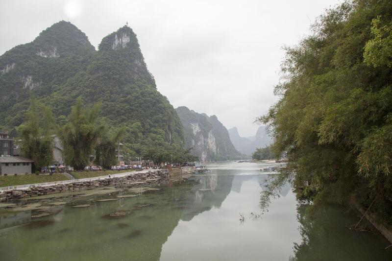 说桂林漓江是人间天堂，一点儿也不为过。我曾到访过那里，清晨时分，漓江的晨雾恰似山