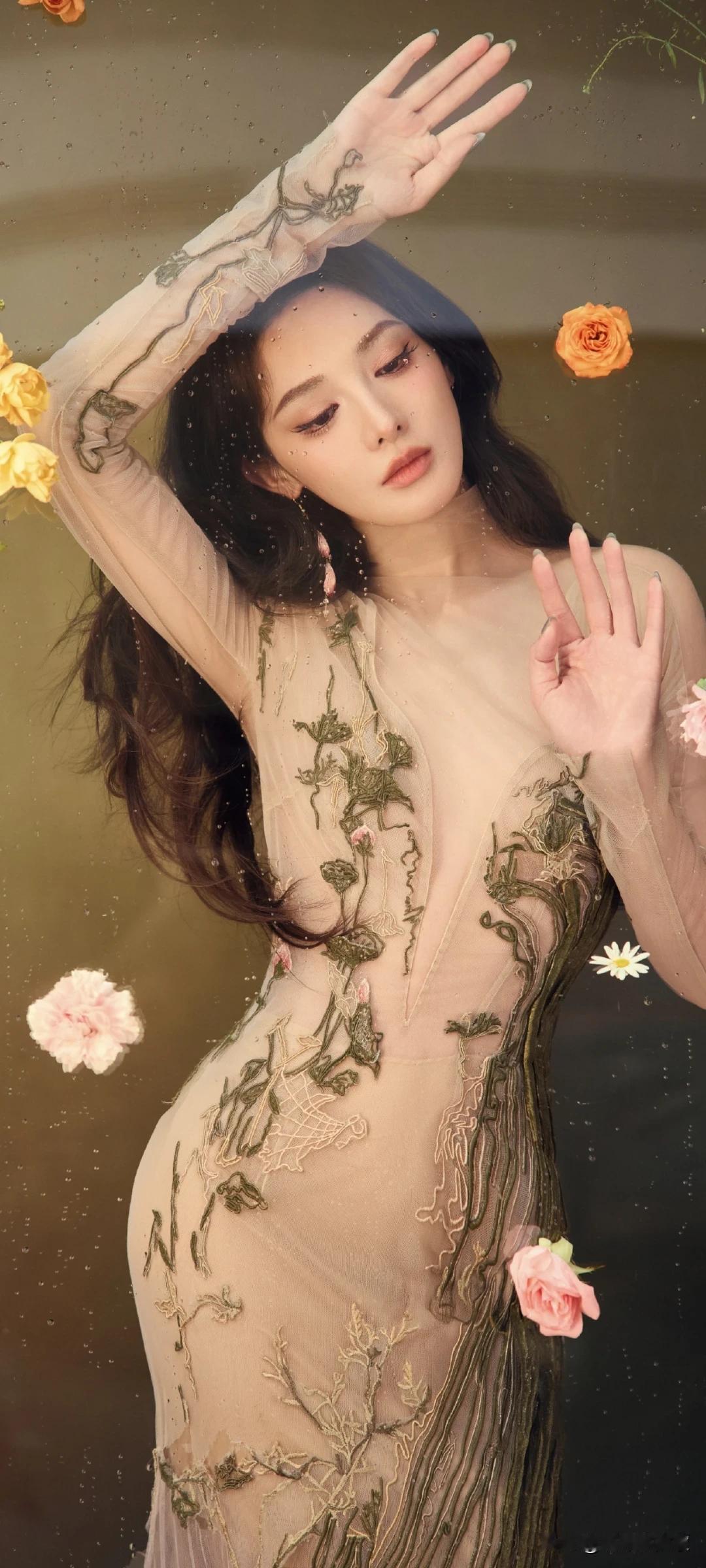 彭小苒透视包臀鱼尾裙～+氛围感花艺，这身材曲线美到失语！