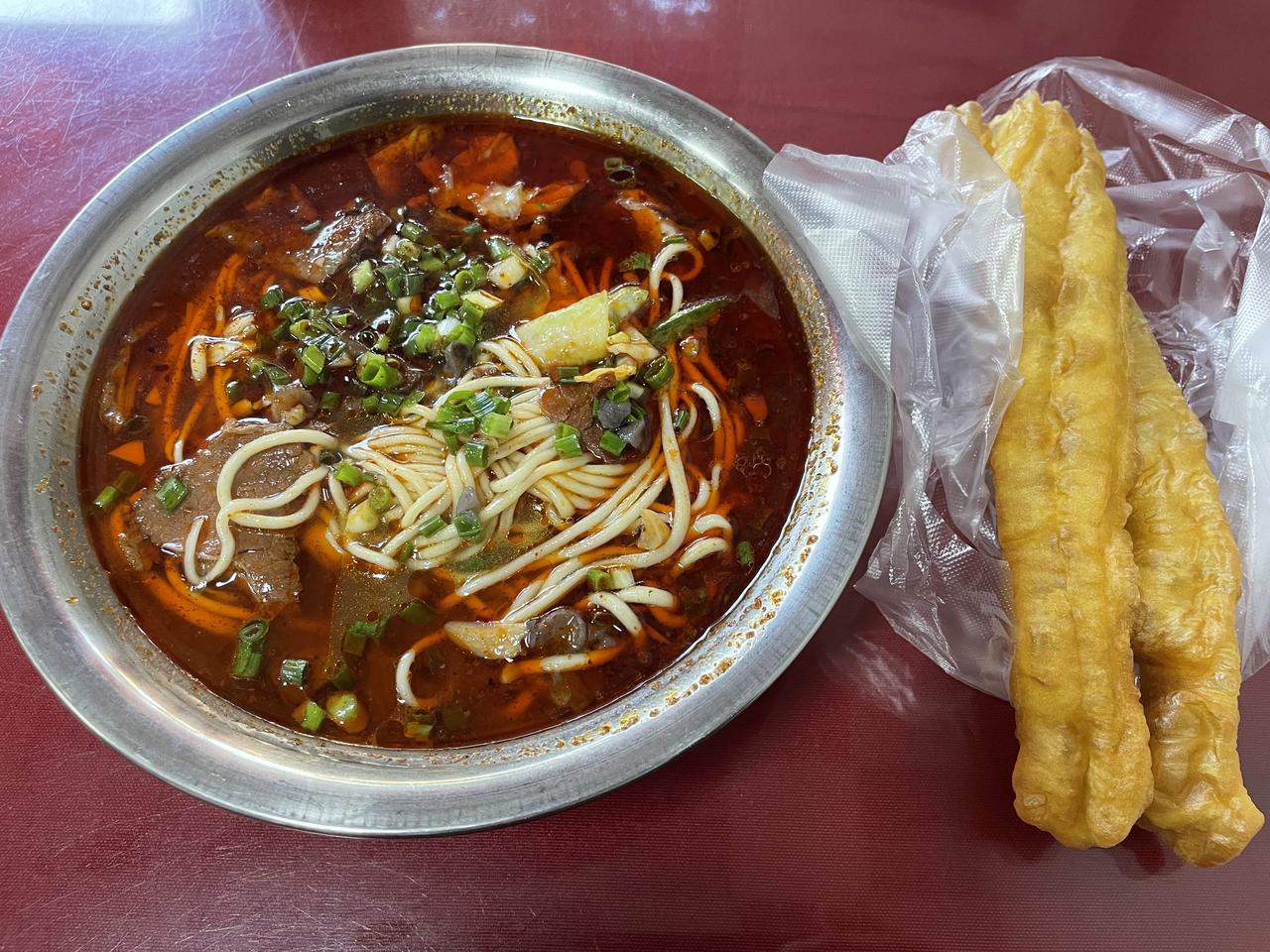 黄梅县有个牛肉拉面，店铺不大，进门便吃了一惊！只见前台小桌子高耸着，后面矮矮地坐