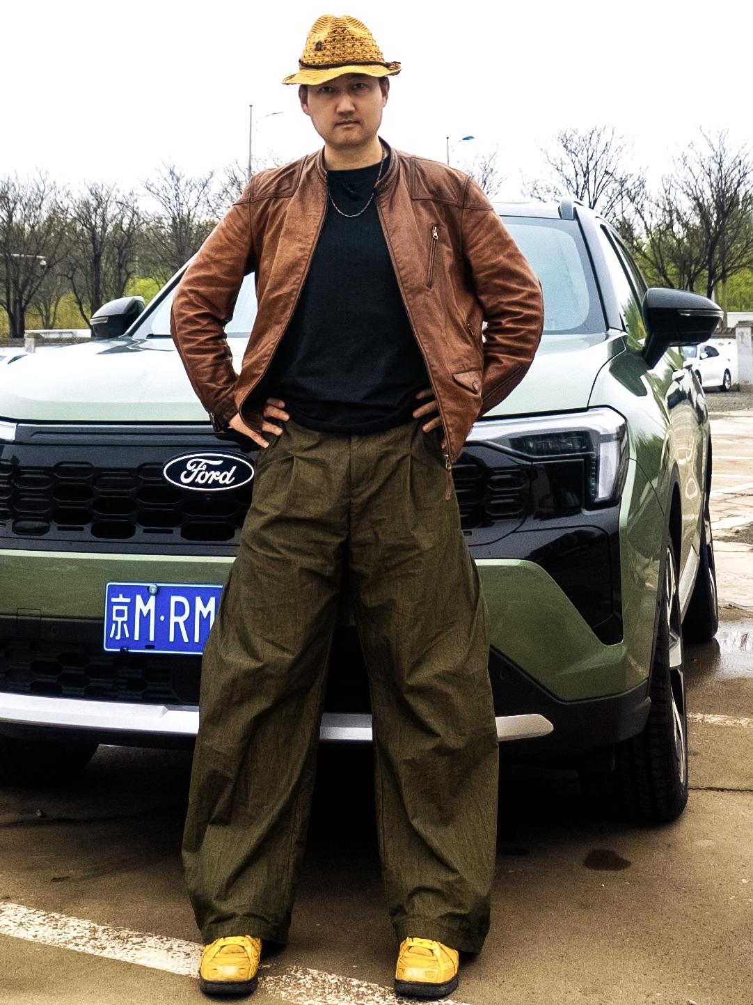 前两天拍摄全新福特领睿拍摄的封面图，先发上来看看。这是新买的弯刀裤，自然站立真的