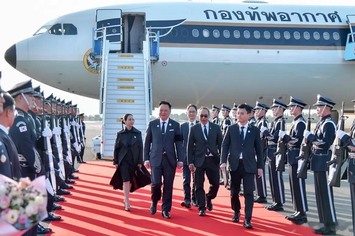 泰国总理夫妇抵达韩国的照片。虽已因国丧身着素服,但总理夫人还是被挑毛病。泰国保皇