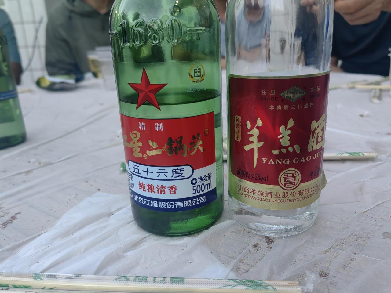 我们村白事吃饭就是馒头大锅菜，喝酒就是六个简单的凉菜。喝的是20来块钱一瓶的白